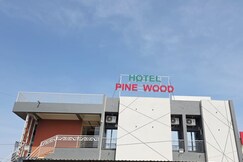 PINEWOOD HOTEL & ROOMS