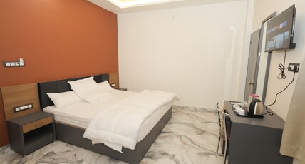 Phir Aana Room Type - Deluxe Spacious AC Room