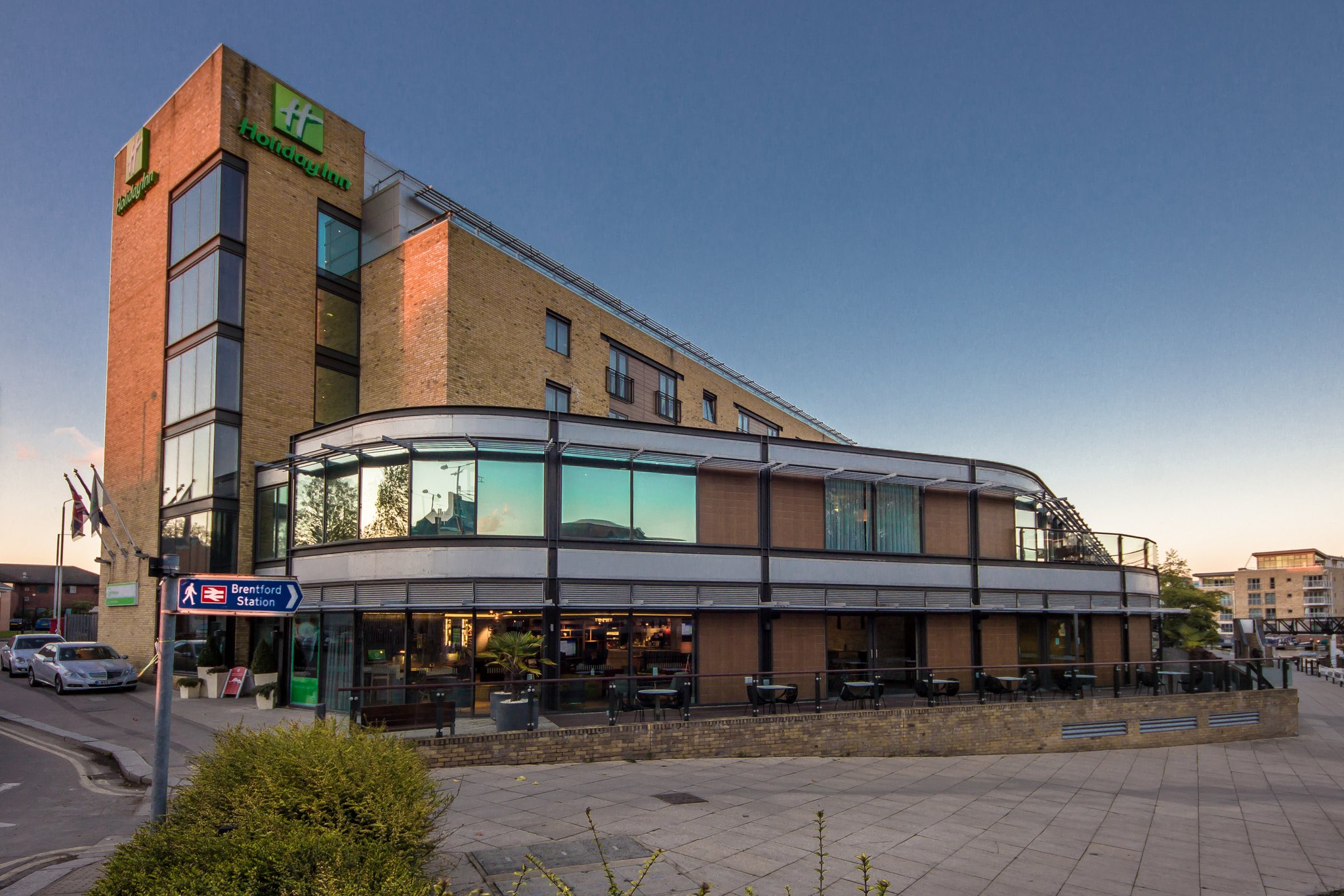 Holiday Inn Brentford Lock - Tap to explore photos