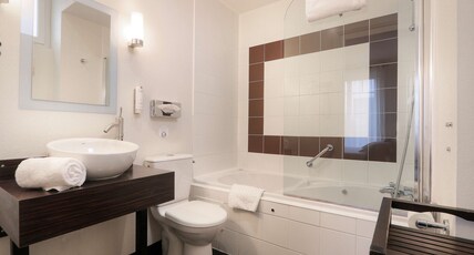Best Western Hotel Brittany Room Type - 1 Queen Bed, Comfort Room, Balneo Bathtub, Larger Room Best Western Hotel Brittany Room Type - 1 Queen Bed, Comfort Room, Balneo Bathtub, Larger Room