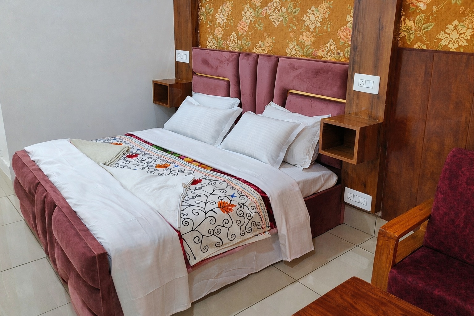 Hotel Gulmarg GS Residency, Kunzer - Tap to explore photos