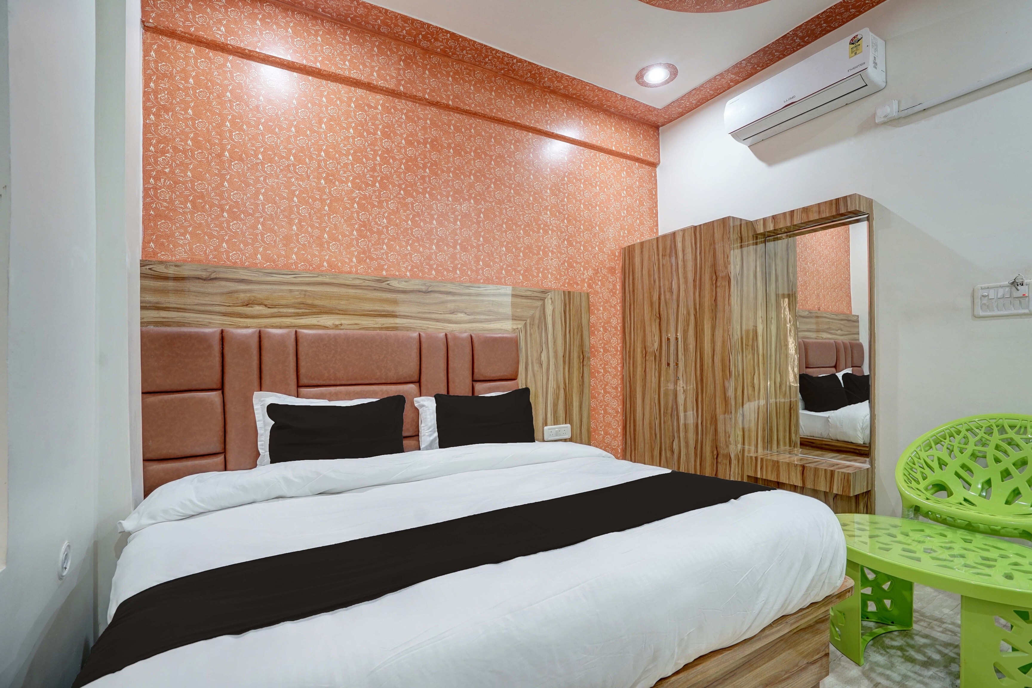 Hotel O JSB Palace - Tap to explore photos