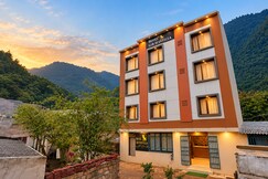 Address of Hotel Gir Scintilla