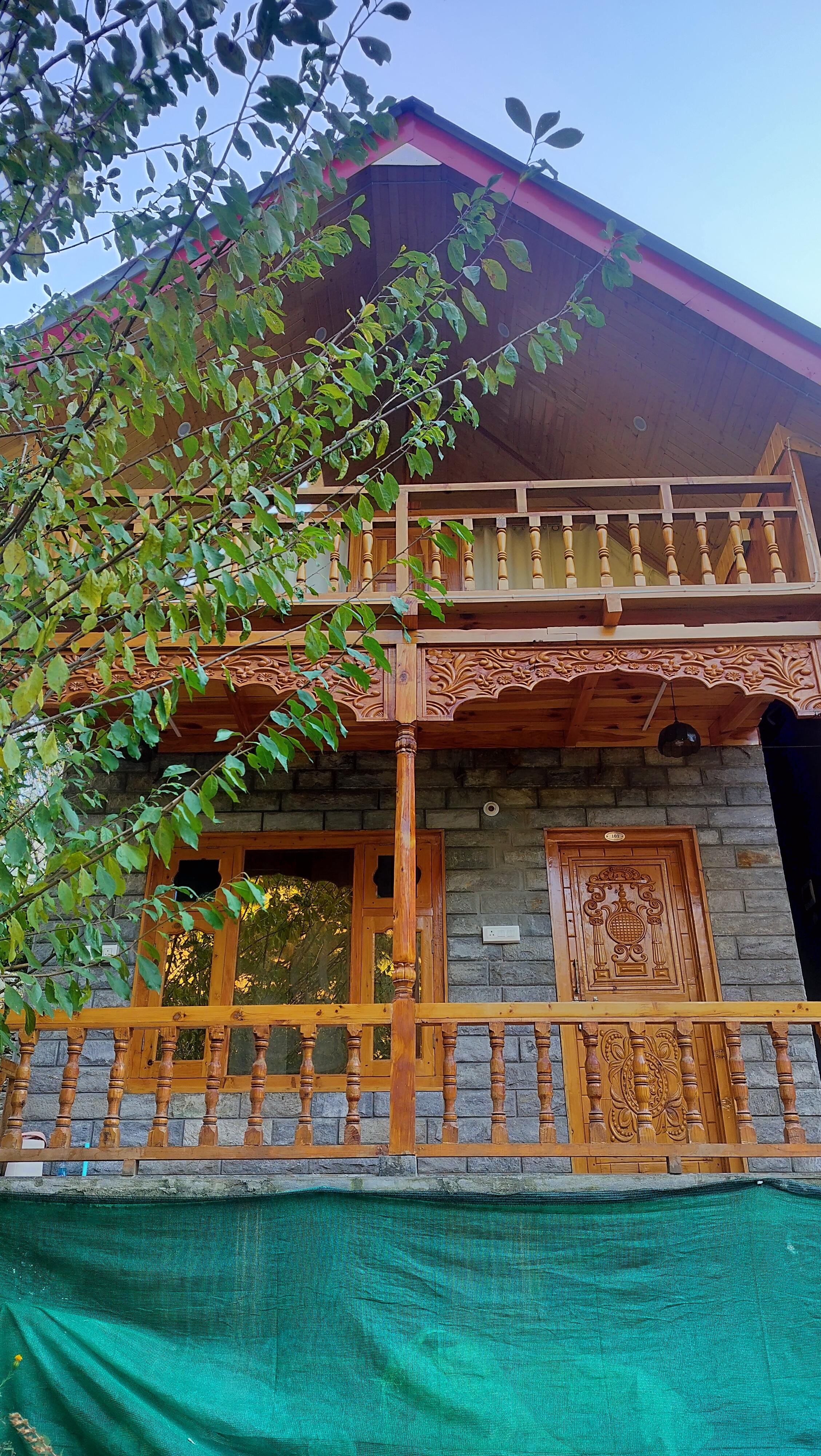 Wooden Stone Cottage - Tap to explore photos