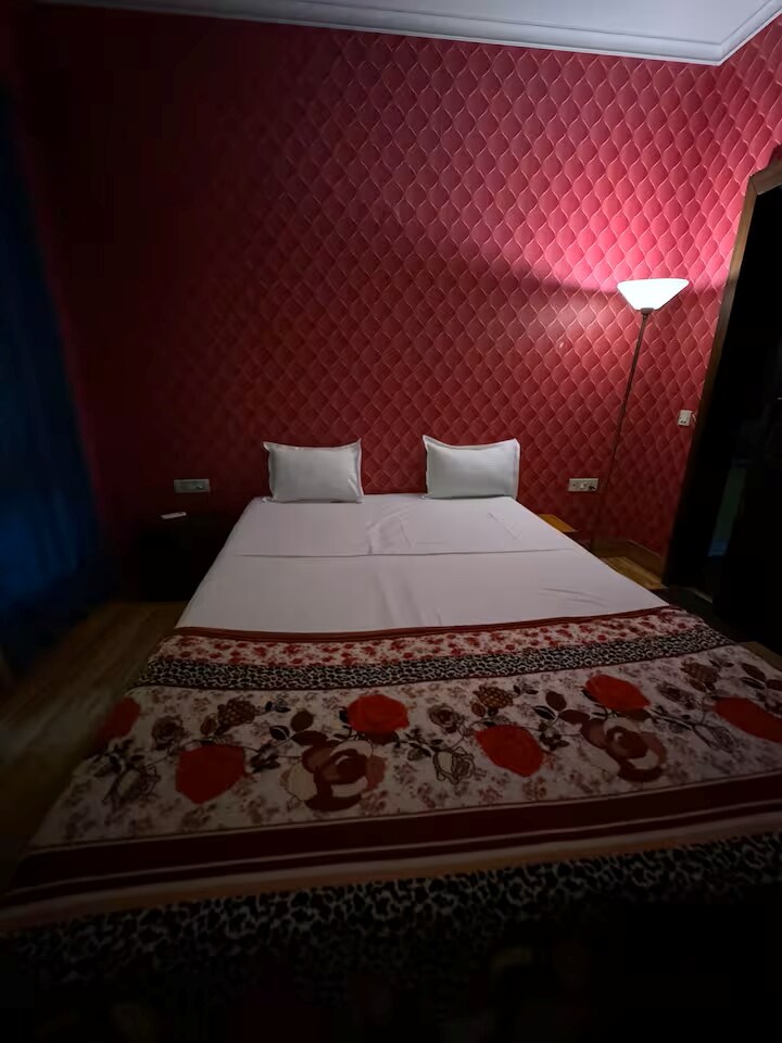 4BHK With Terrace Spacious Lovely NFC With Elevator Parking - Tap to explore photos
