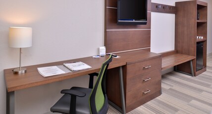 Holiday Inn Express & Suites STEVENS POINT Room Type - 1 King Bed Suite Mobil Access Roll Shwr