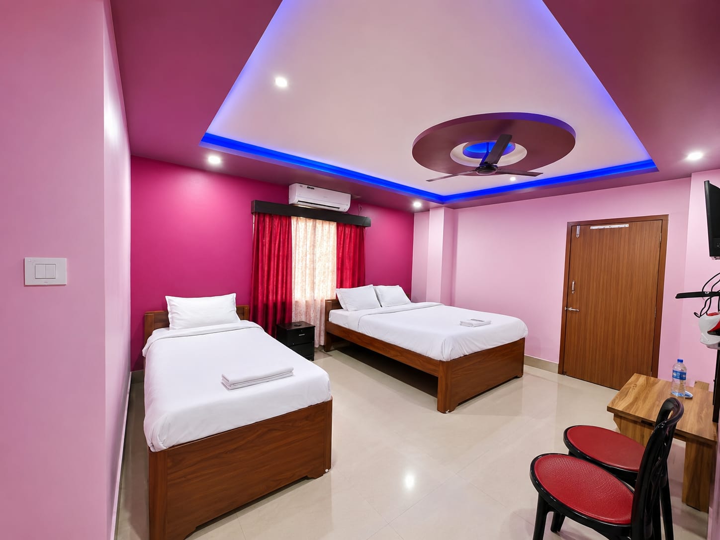Das Hotel (5 minutes from Bagdogra Airport) - Tap to explore photos