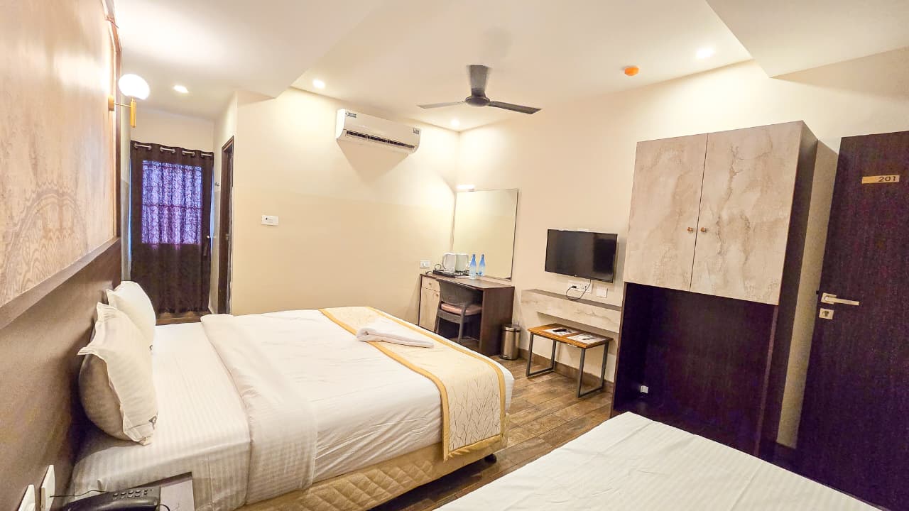 HOTEL PARK KRISHNA (SRI BALAAJI HOSPITALITY) - Tap to explore photos