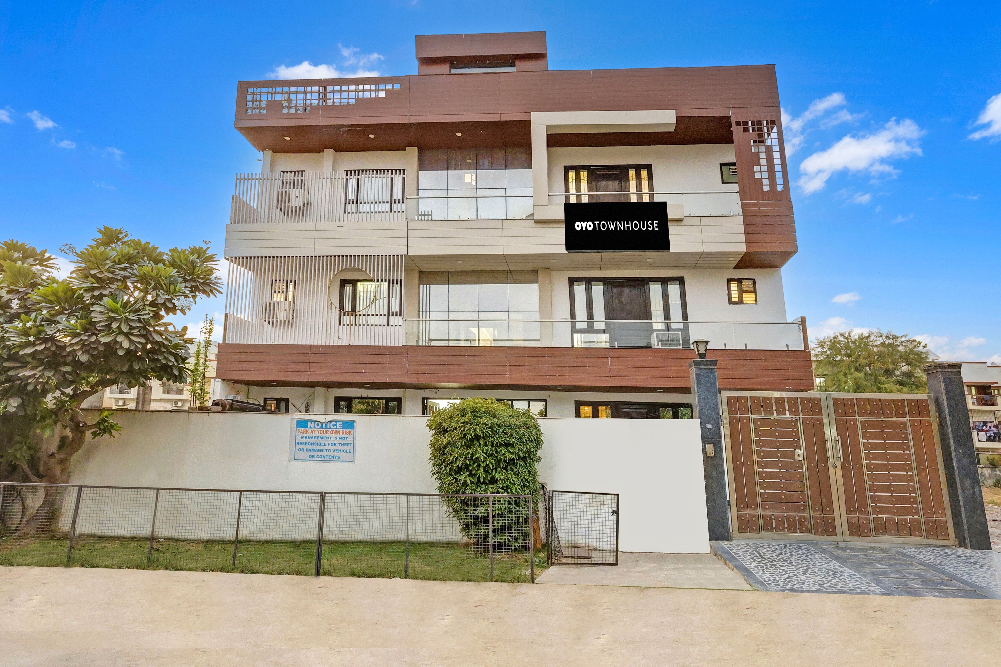 Townhouse by OYO Mayfield Garden Nearby Golf Course Road - Tap to explore photos