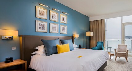 voco ST. DAVID'S CARDIFF, an IHG hotel Room Type - 1 King Standard Balcony and Minifridge