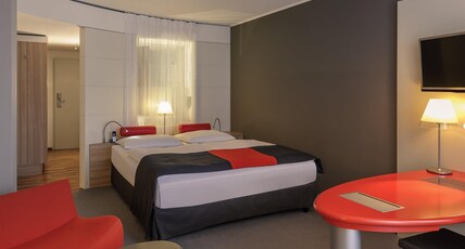 MERCURE RES FRANKFURT MESSE Room Type - Privilege Suite with 1 Queen-Size Bed and sofa, balcony MERCURE RES FRANKFURT MESSE Room Type - Privilege Suite with 1 Queen-Size Bed and sofa, balcony