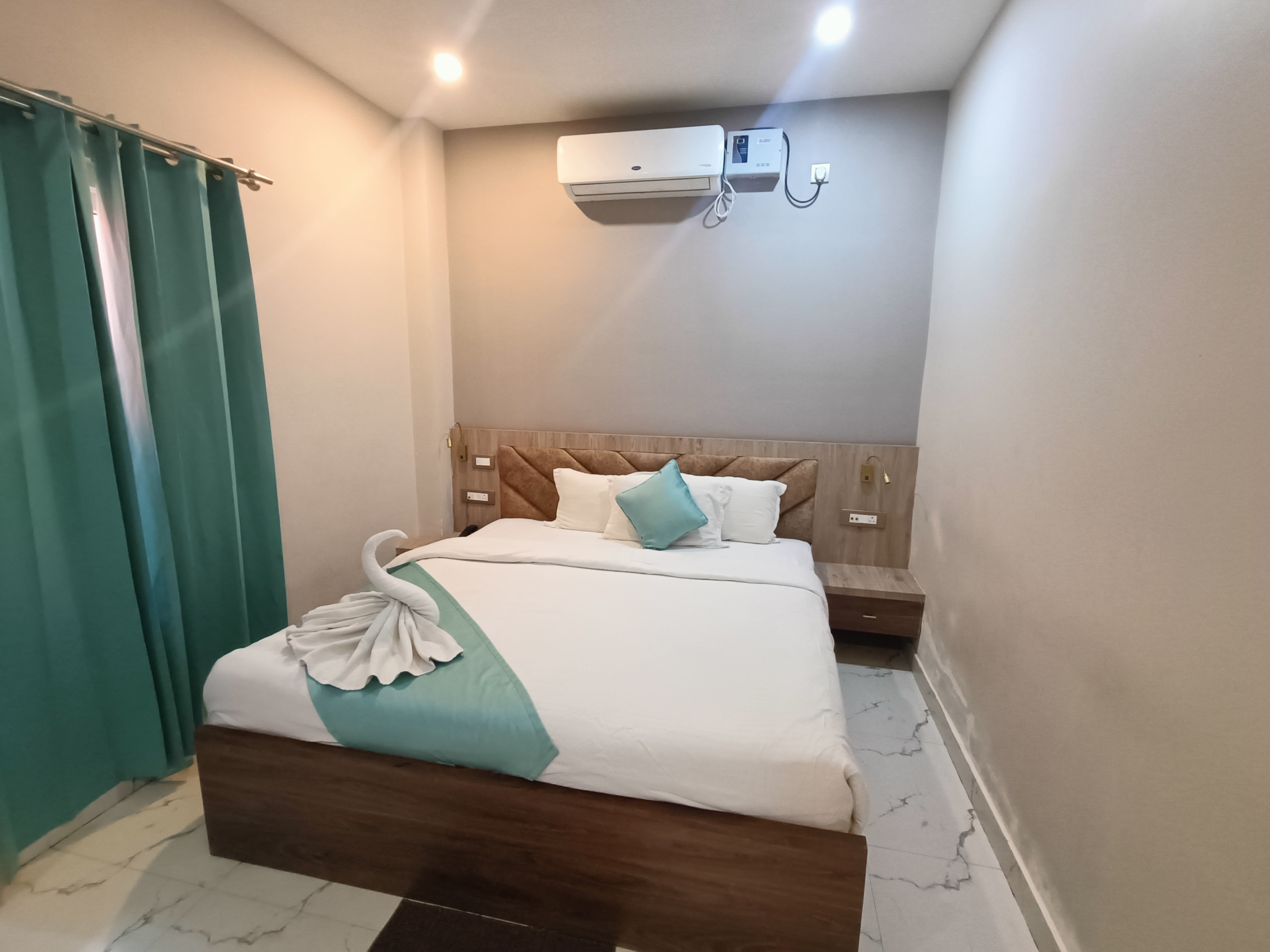 HOTEL D ROYAL PALM - Tap to explore photos