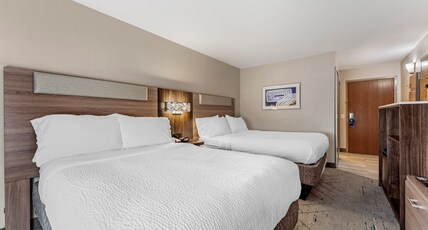  Holiday Inn Express Pittsburgh E - Waterfront Dr, an IHG Hotel Room Type - 2 Double Beds Standard Mobil Access Tub