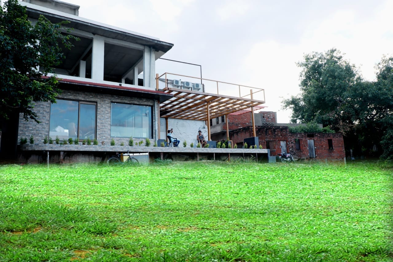 Shiv Rudraksh Resort - Near Assi Ghat - Tap to explore photos