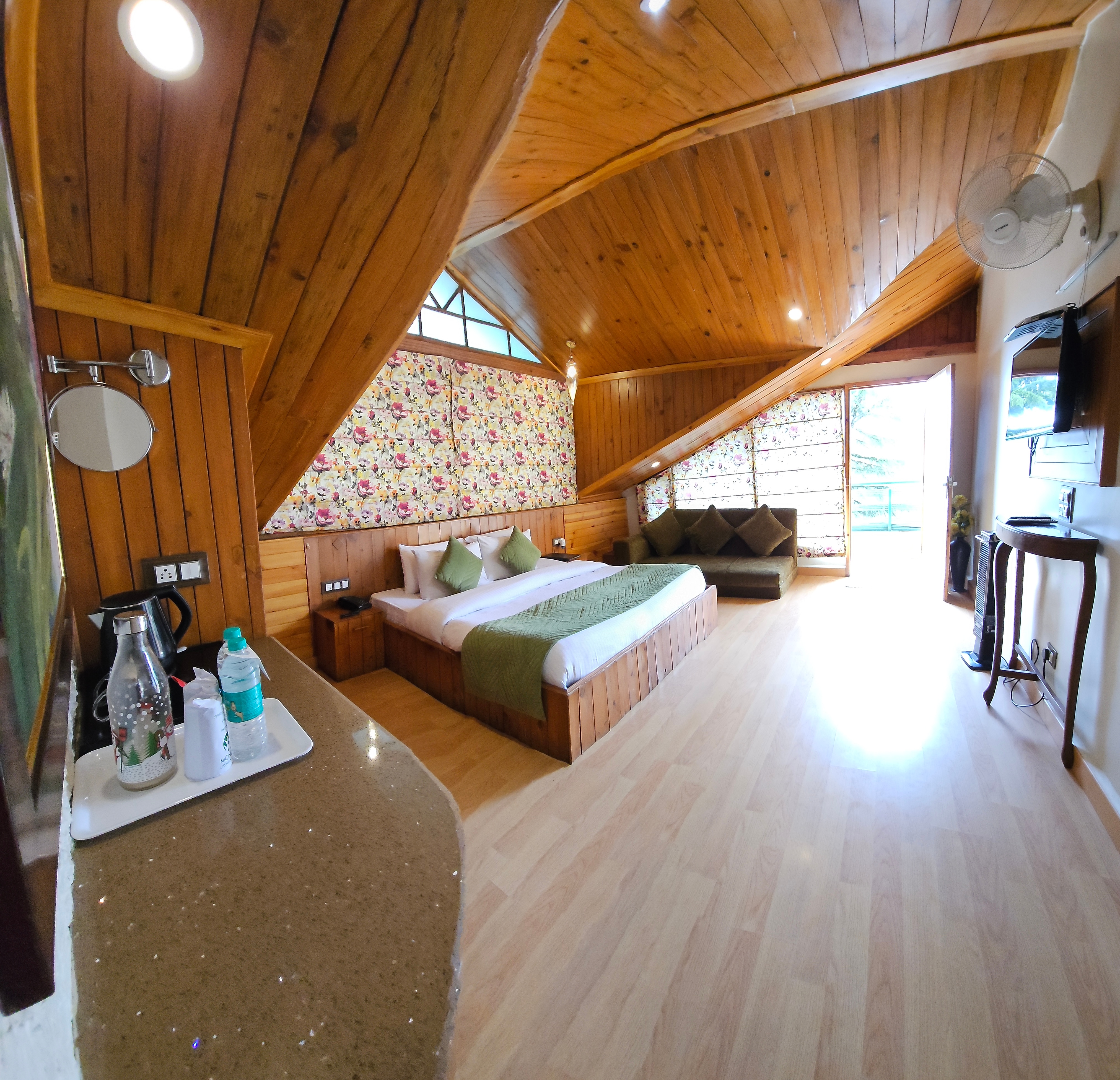 Mongas Hotel and resort ! Mall Road Dalhousie - Tap to explore photos