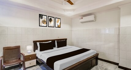 Super Hotel O MG Road Raniganj Formerly Holiday Hotel Room Type - Classic