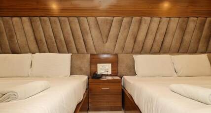 Hotel Moon Star Room Type - Deluxe Four Bed Ac Room
