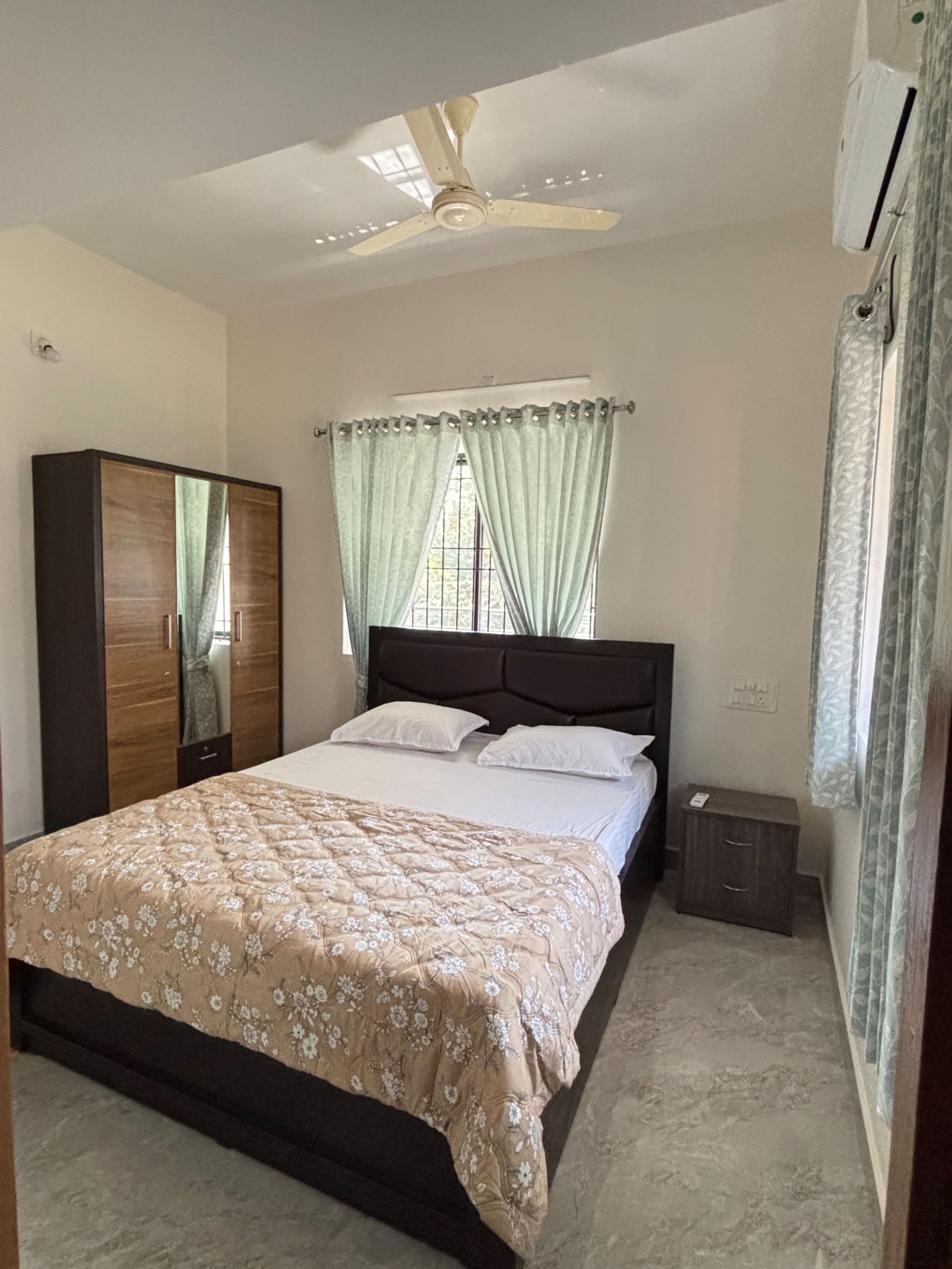 Relaxing 2BHK Full Kitchen LaasyaVilaasaYK2 - Tap to explore photos