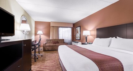 Holiday Inn Manitowoc (Pet-friendly) Room Type - 1 King Bed Standard Atrium View