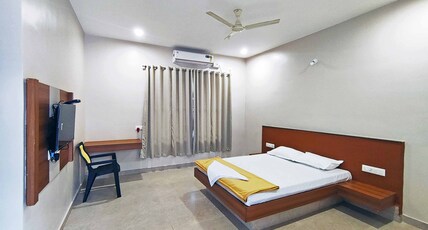 Kumud Homestay Room Type - Deluxe Room AC