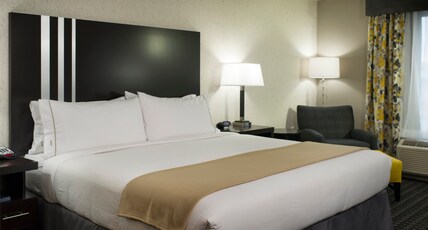 Holiday Inn Express and Suites Madison Central Room Type - 1 King Stndrd Comm Mobil Acc Tub