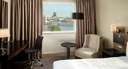 Crowne Plaza Hotel Glasgow Room Type - 1 Super King Premium River View