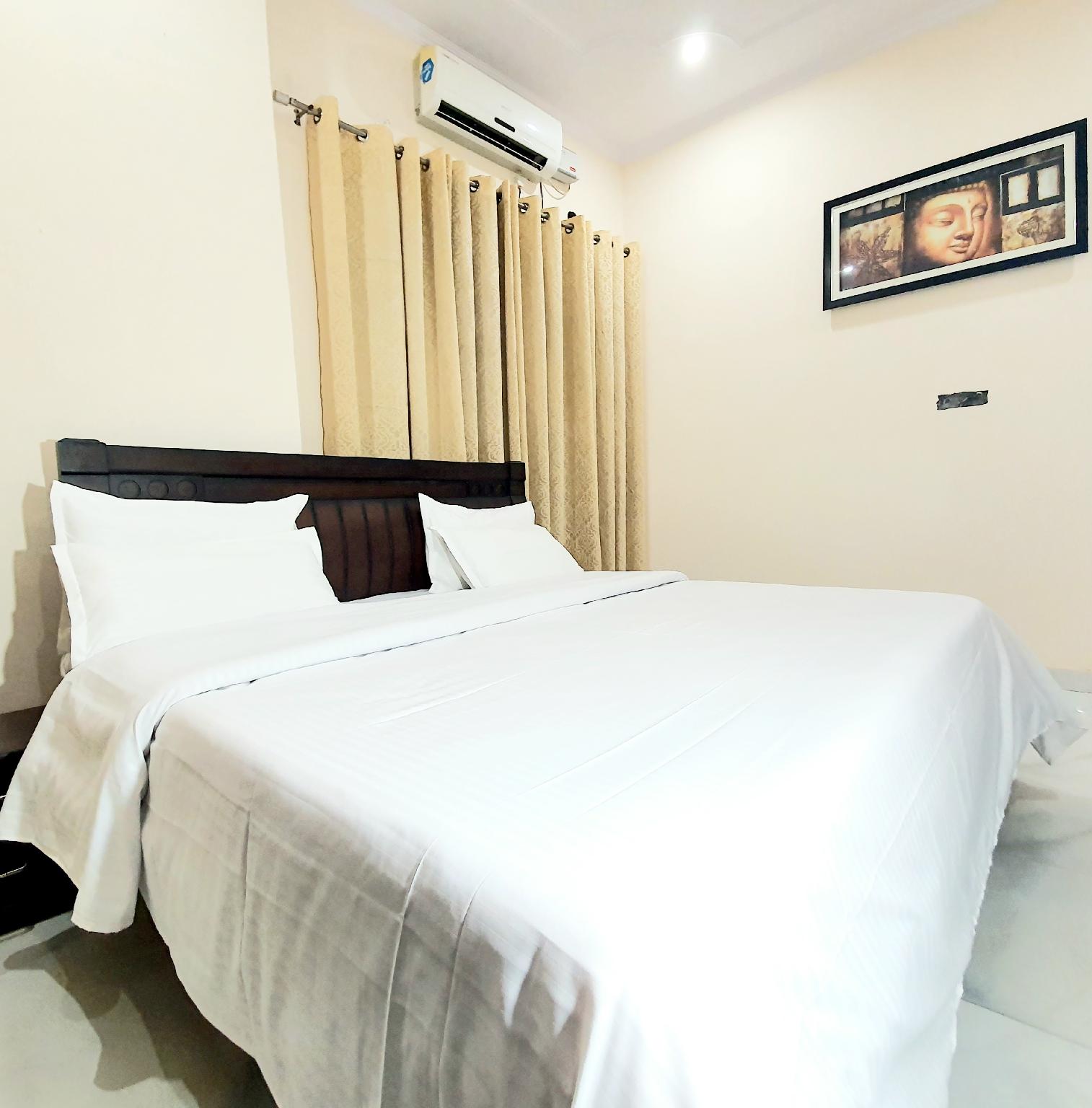 Hotel Townhouse - Tap to explore photos