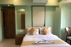 Everest Stays Rooms & Dormitory