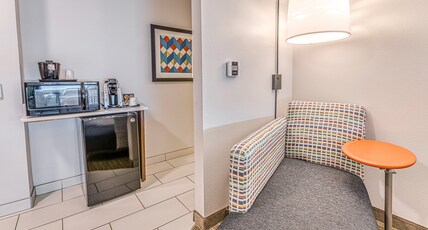 Holiday Inn Express & Suites Rantoul Room Type - 2 Queen Standard Mobility Accessible Tub