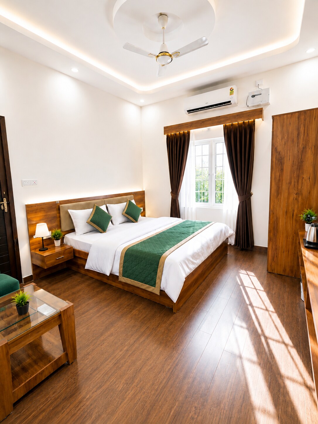 Hotel Aaradhya Shree Palace - Tap to explore photos
