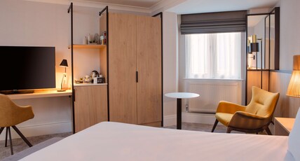 DoubleTree by Hilton London Elstree Room Type - KING DELUXE ROOM