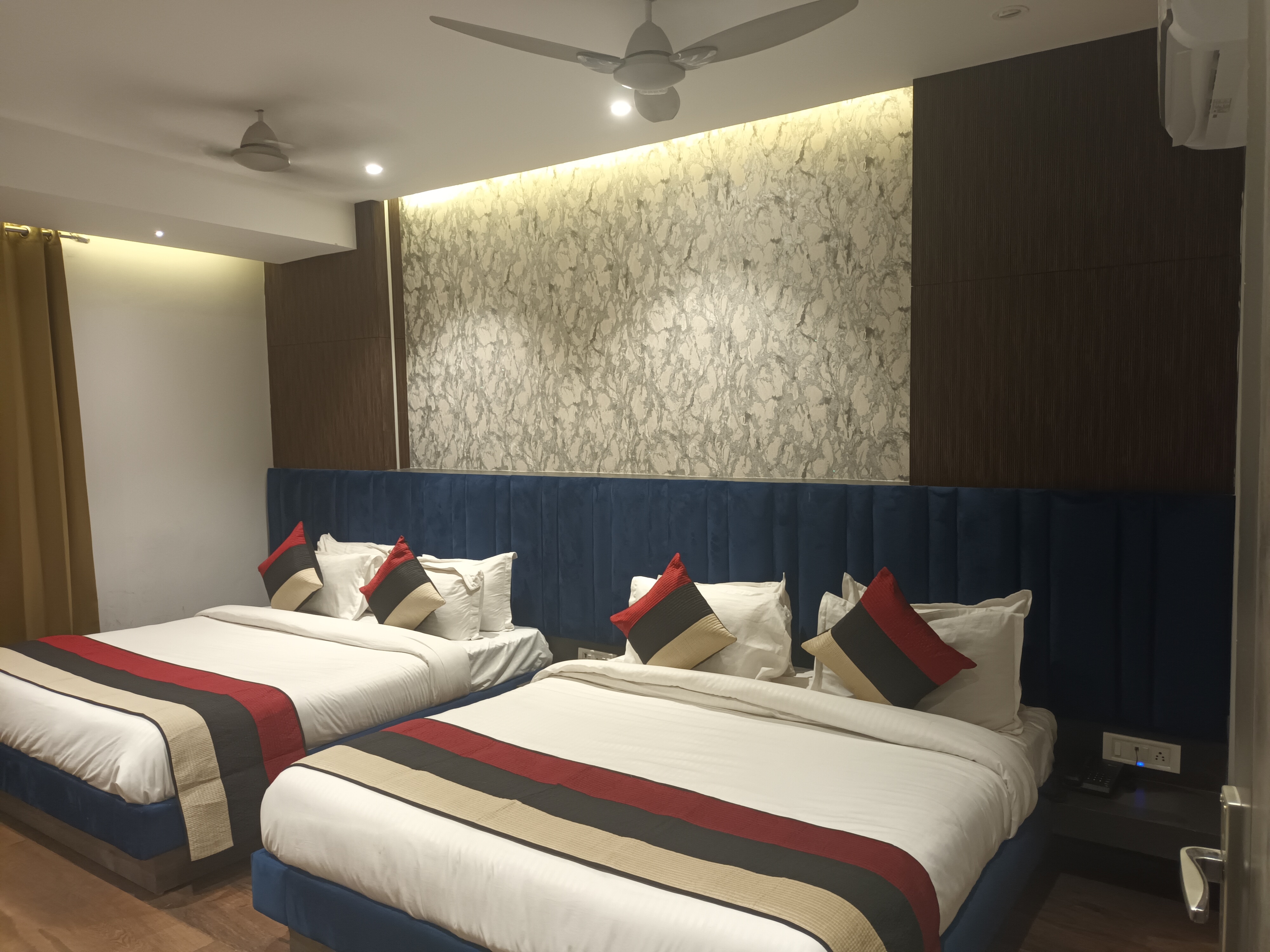 Hotel Oscar - Tap to explore photos