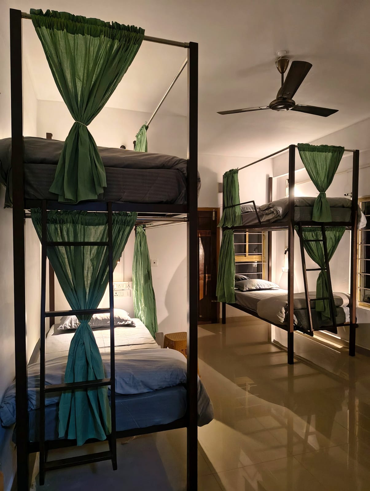 Roaming Souls Hostel Munar - Tap to explore photos
