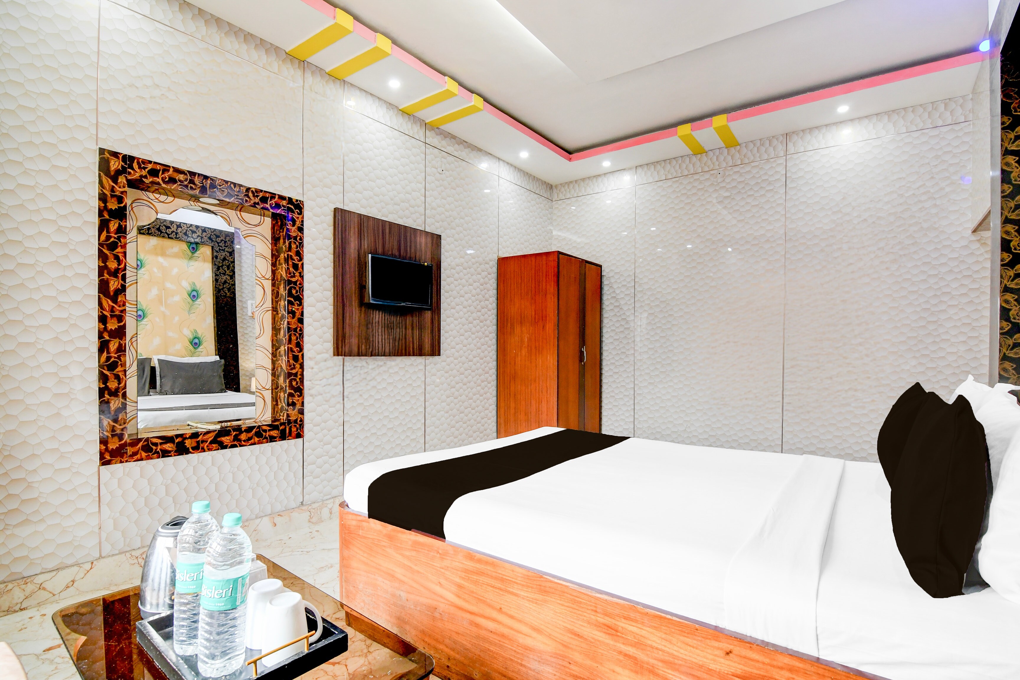 Super Hotel O Serampore Railway Station Formerly Rupashi Guest House - Tap to explore photos