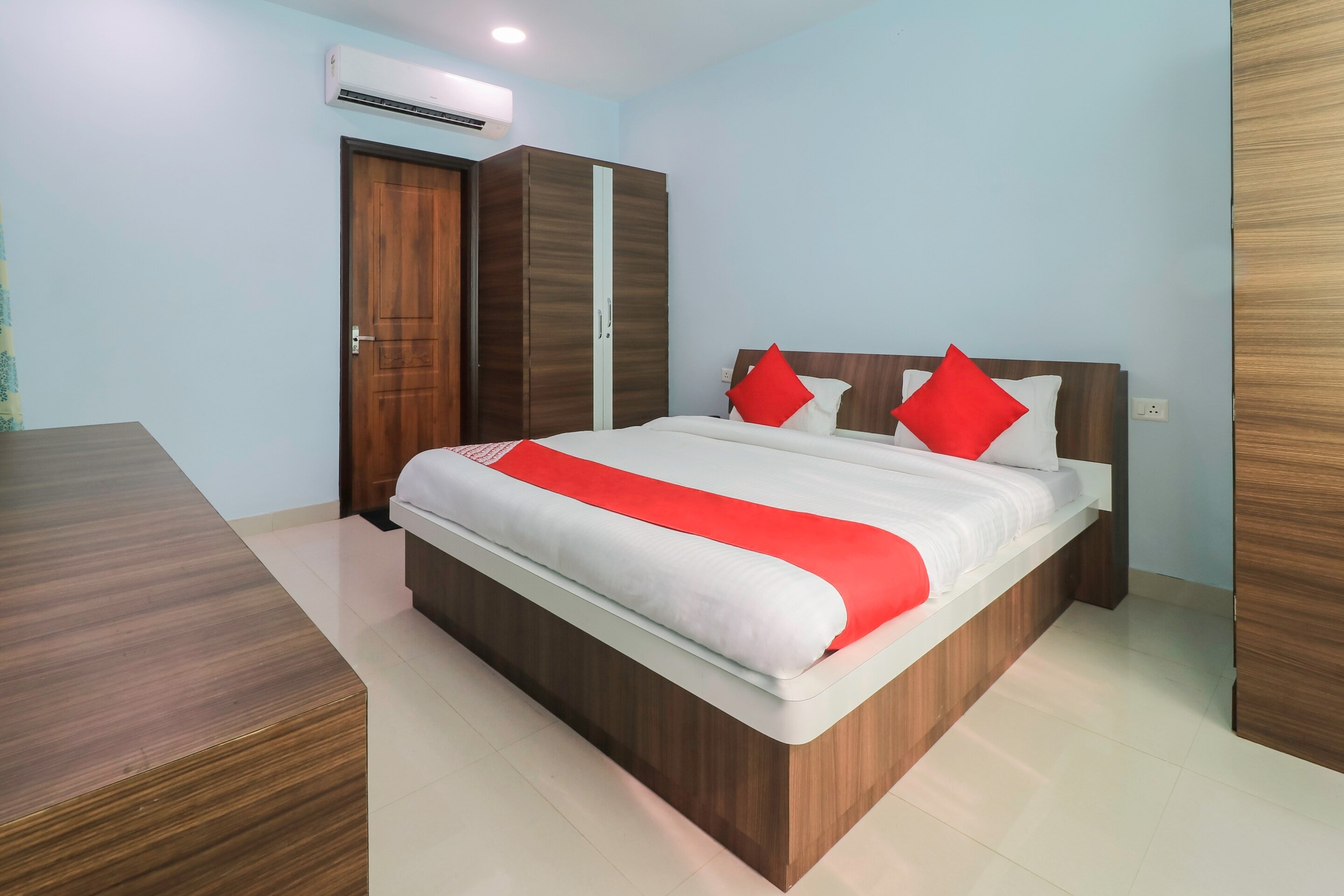 Hotel O Jln - Tap to explore photos