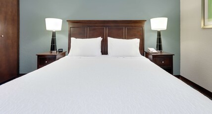 Hampton Inn & Suites Mooresville Room Type - 1 KING BED NONSMOKING
