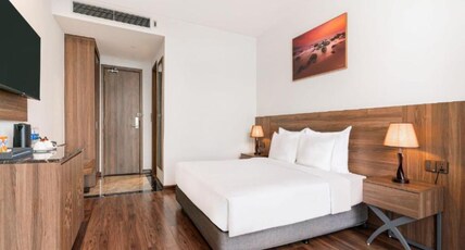 Nesta Hotel Da Nang Room Type - Deluxe Double Room with Sea View