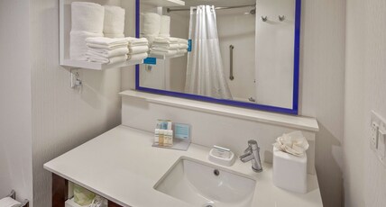 Hampton Inn Dumfries Room Type - 1KING STUDY SOFABED NOSMOK