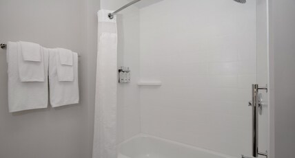 Holiday Inn Express & Suites OSCODA Room Type - 2 Queen Standard Lake View