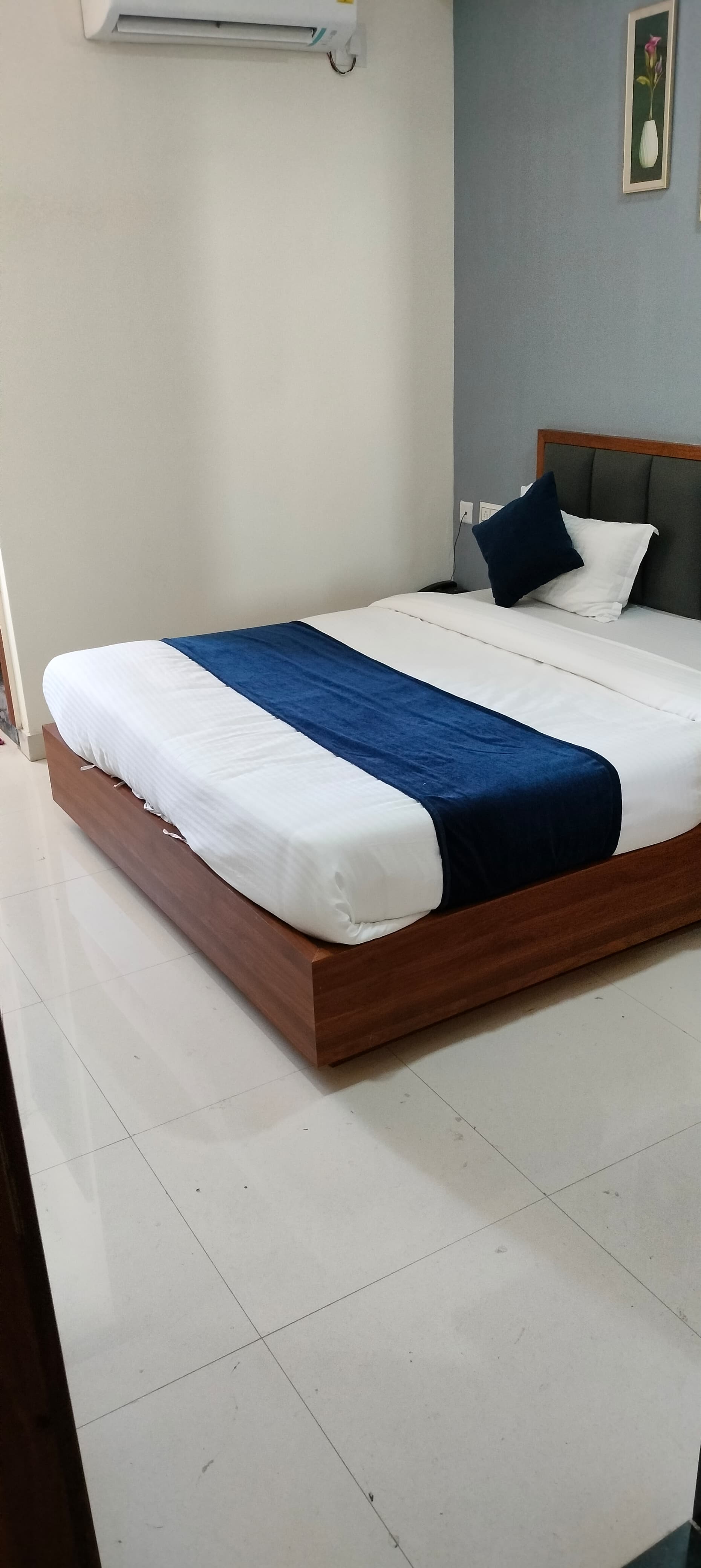 Hotel Sunlight - Tap to explore photos