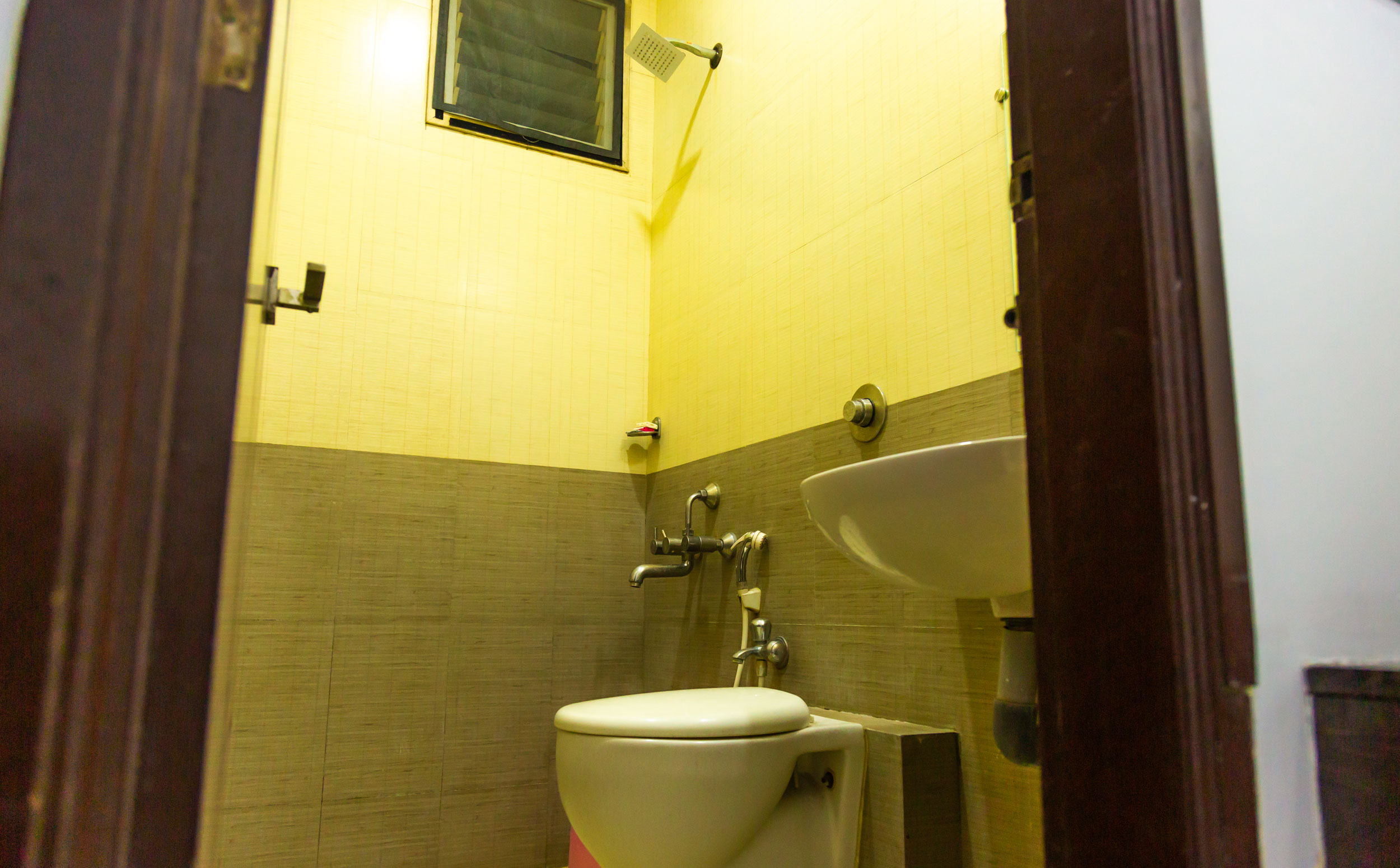THE HOTEL CHOLA INN - Tap to explore photos