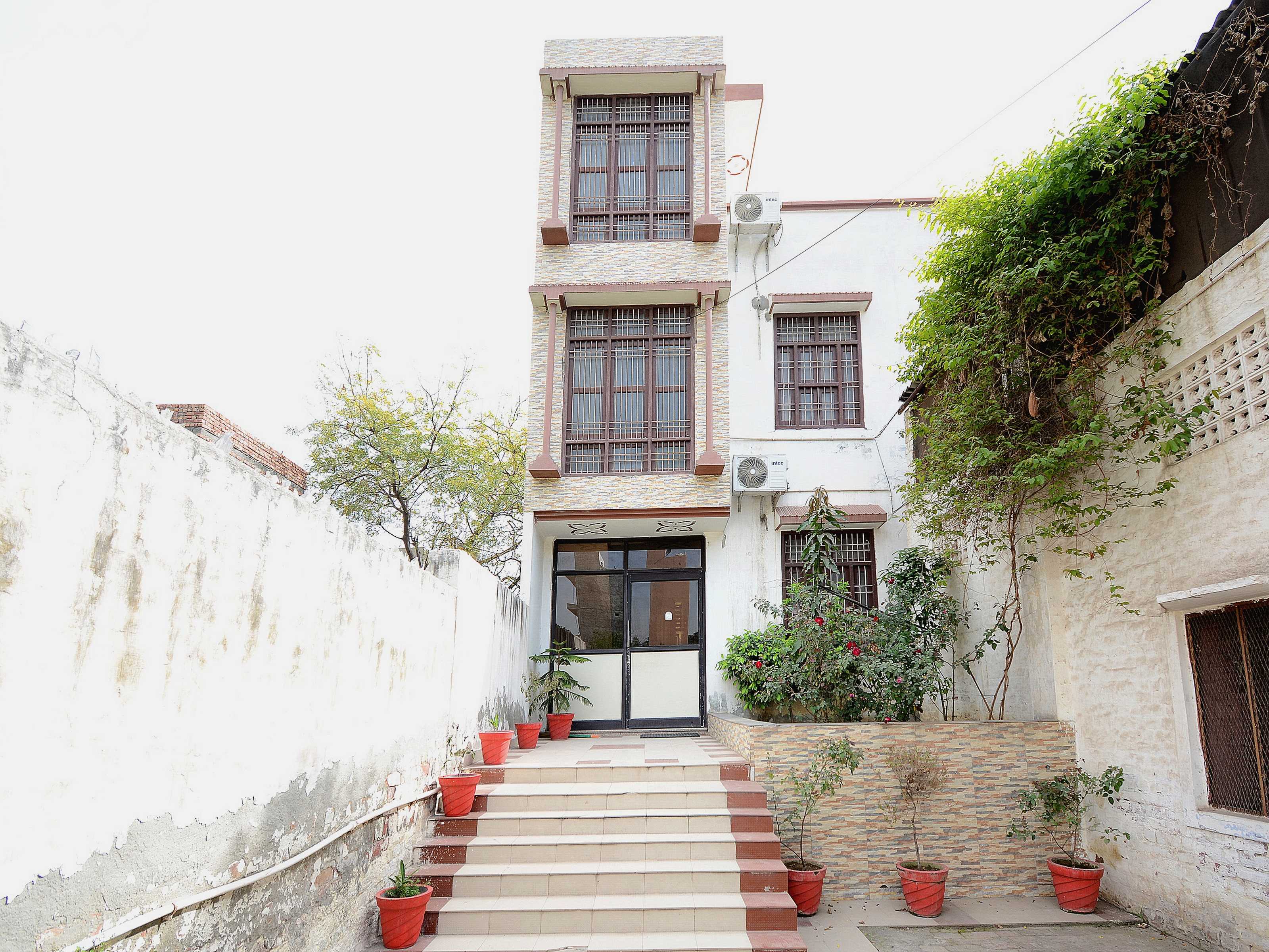 Hotel O Divine Light - Tap to explore photos