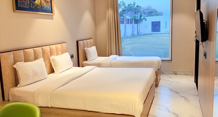 Geeta Resort Room Type - TRIPLE BED ( Garden View )