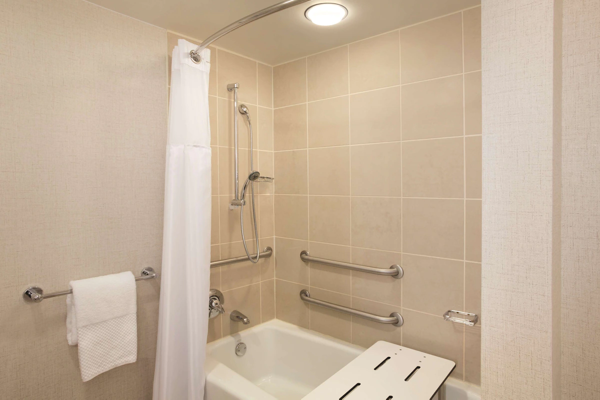 Hilton Chicago/Magnificent Mile Suites Room Type - 2DBL 1BDRM STE ACC BATHTUB