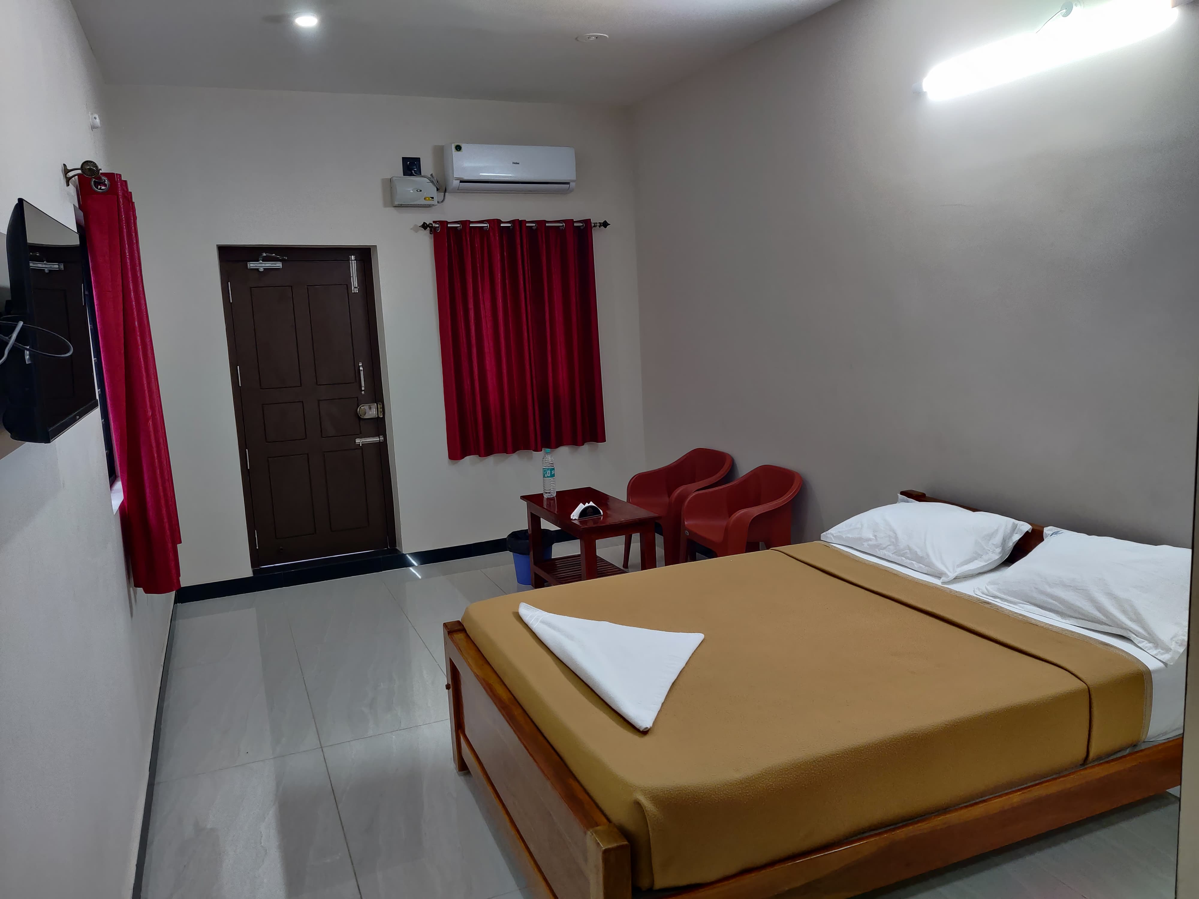 Thanesh Residency & Lodge - Tap to explore photos