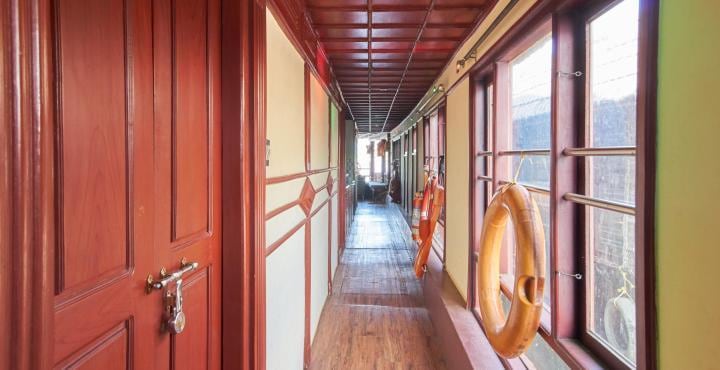 ATDC Houseboat - Tap to explore photos