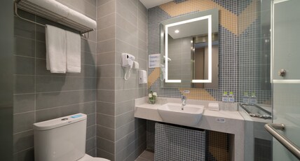 Holiday Inn Express QINGDAO INNOVATION PARK Room Type - 1 King Standard Extra Floor Space