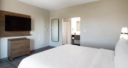 Staybridge Suites PHOENIX - GLENDALE SPORTS DIST Room Type - One Bedroom Conference Suite