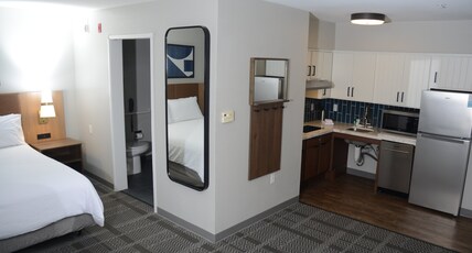 Staybridge Suites TUCSON AIRPORT, an IHG hotel Room Type - 1 Queen Bed 1 Bedroom Ste Mob Access Tub