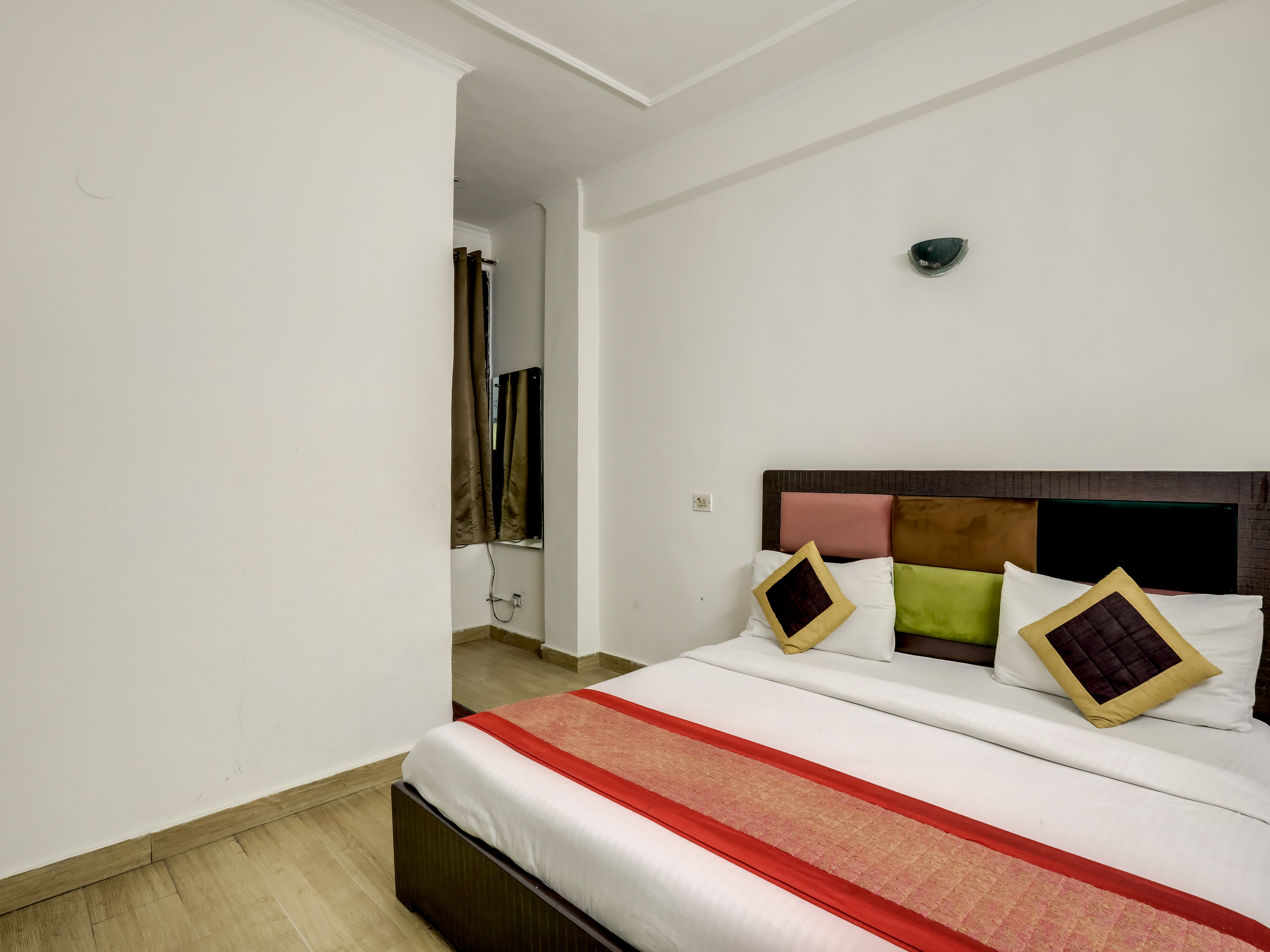 Hotel Alaska - Tap to explore photos